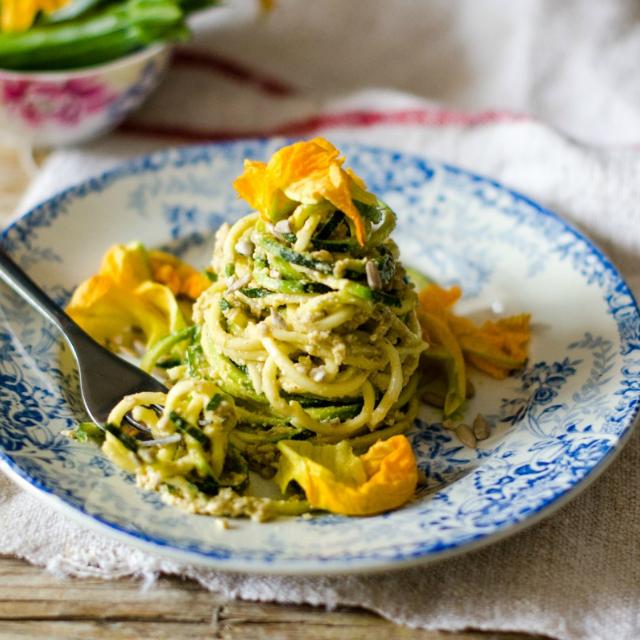 Spaghetti di zucchine al pesto di semi di girasole