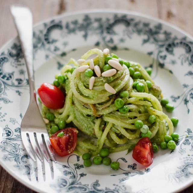 Spaghetti di zucchine e patate in crema di piselli
