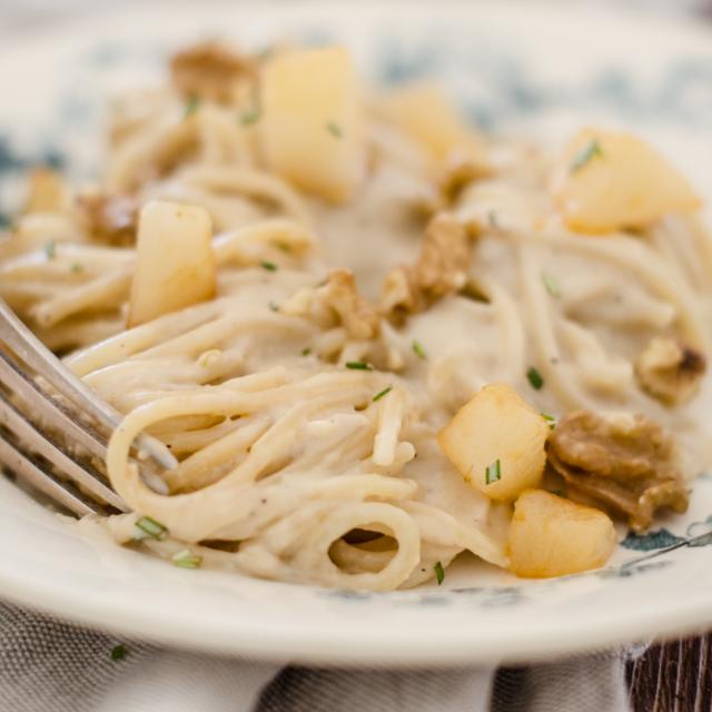 Spaghetti in crema di noci e pere