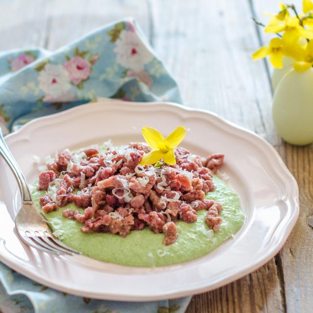 Spatzle alla barbabietola su crema verde