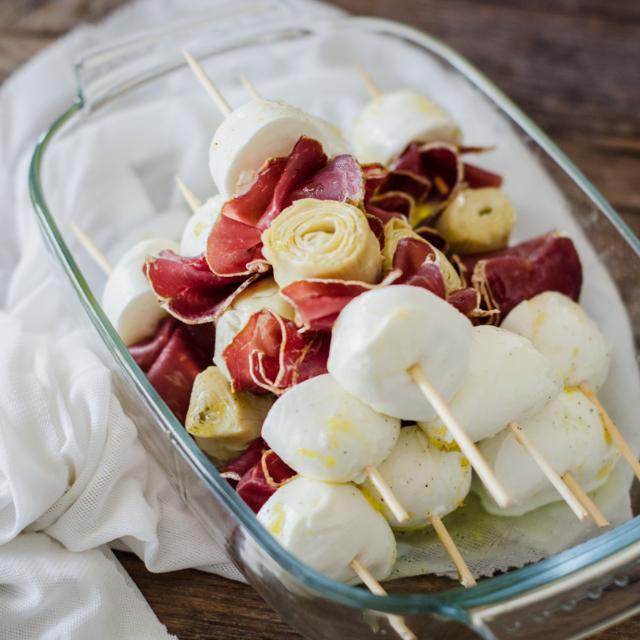 Spiedini marinati di bresaola, carciofini e mozzarelle