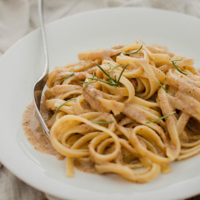 Tagliatelle al sugo di nocciole
