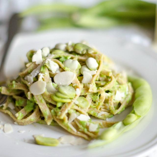 Tagliatelle alla crema di fave, mandorle e pecorino