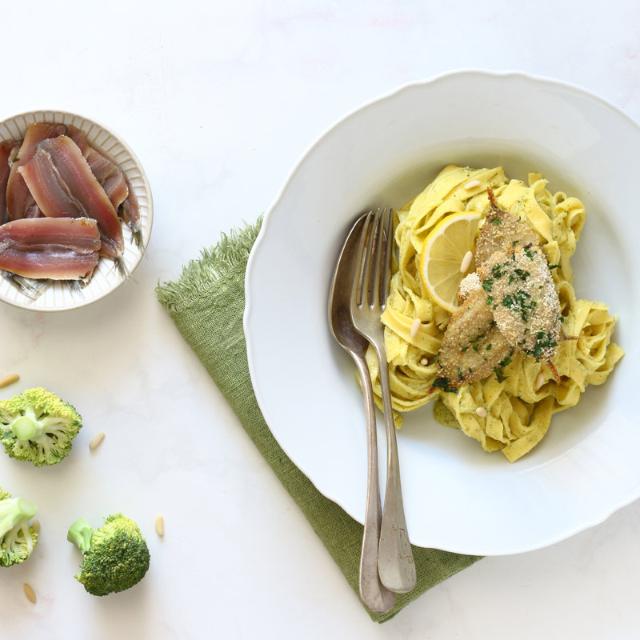 Tagliatelle con alici, broccoli e pinoli