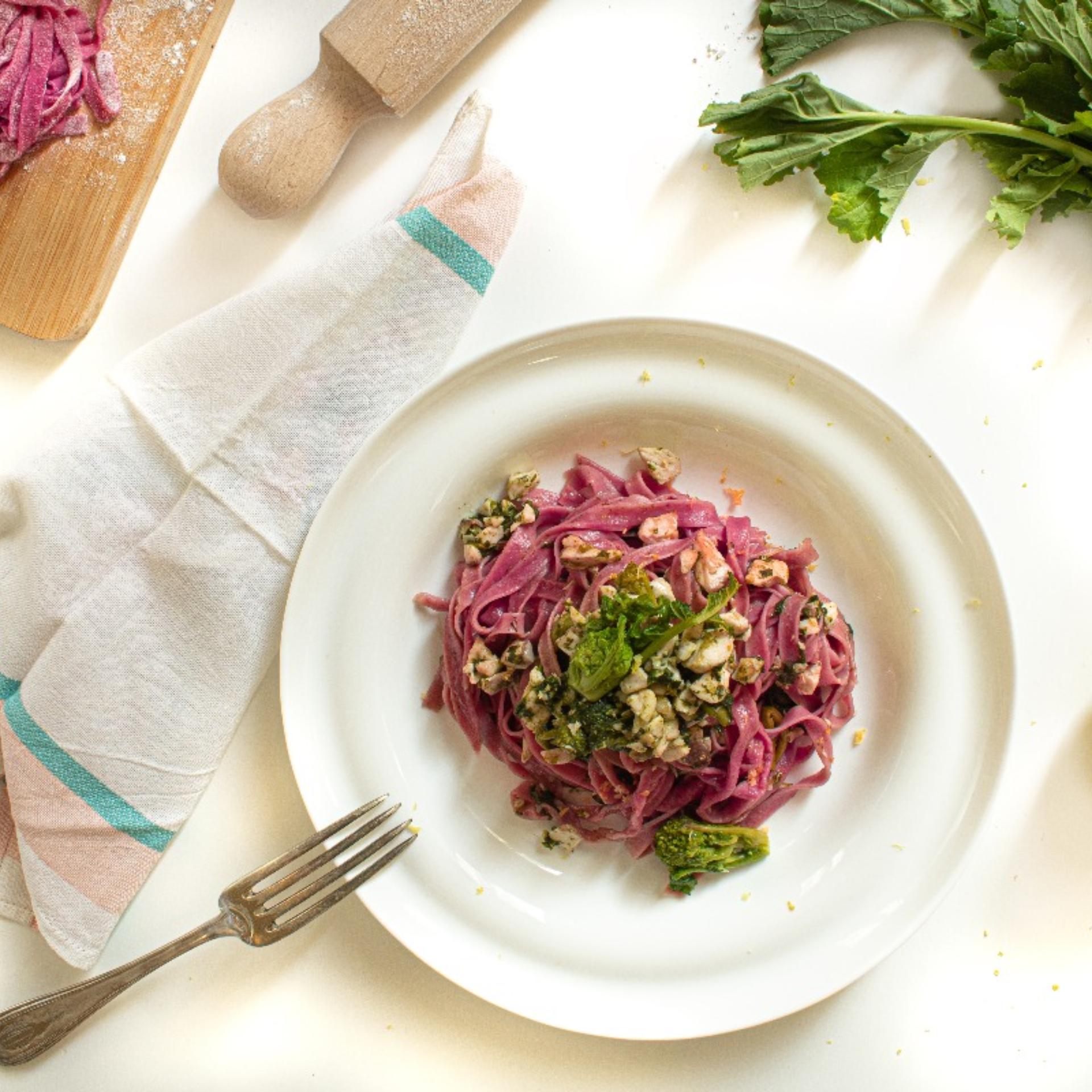 Tagliatelle di barbabietola con ricciola, cime di rapa e scorze di limone
