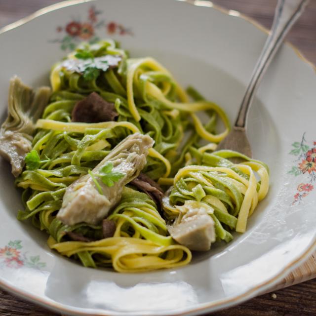 Tagliatelle paglia e fieno con carciofi