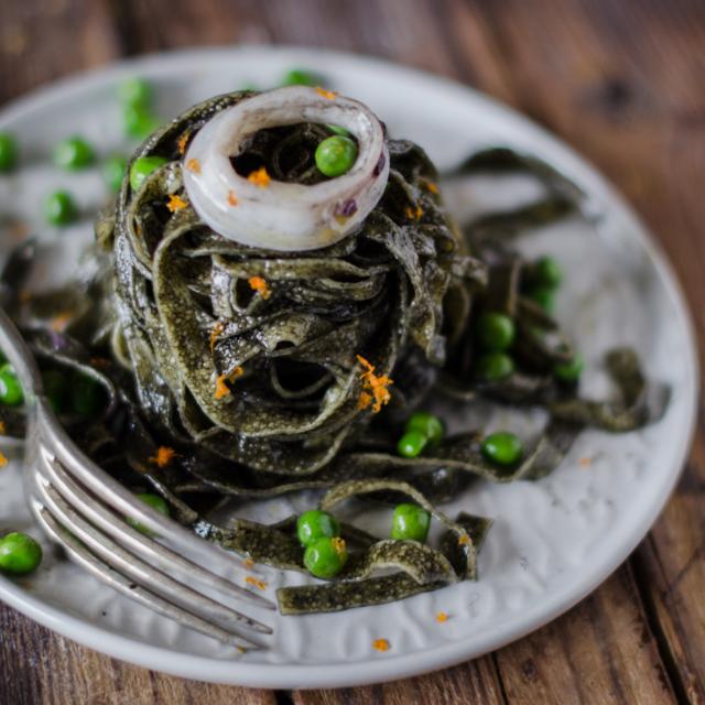 Tagliolini neri ai calamari profumati alla clementina