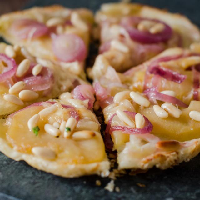 Tarte tatin di cipolle e mele con formaggio