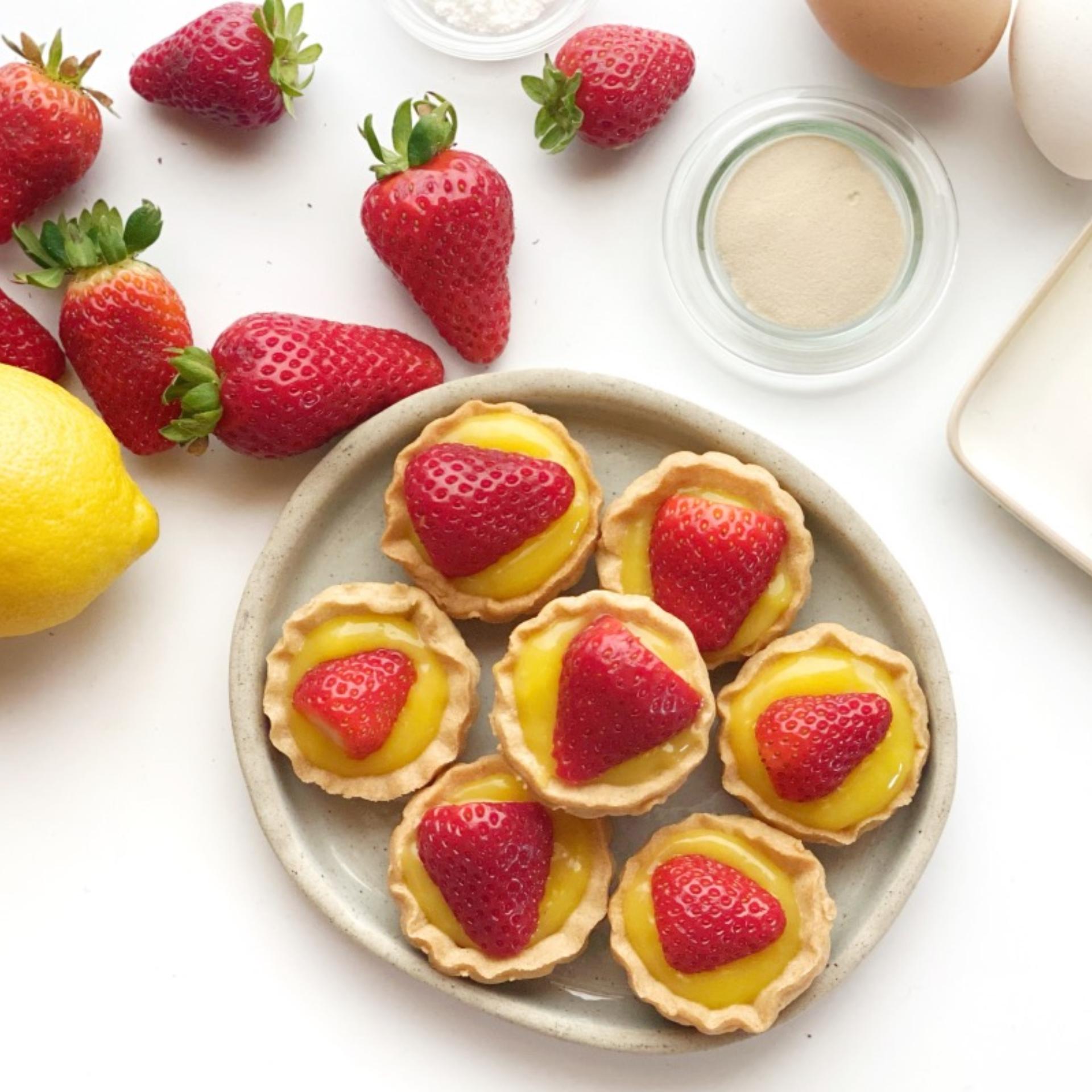 Tartellette con crema pasticcera e fragole
