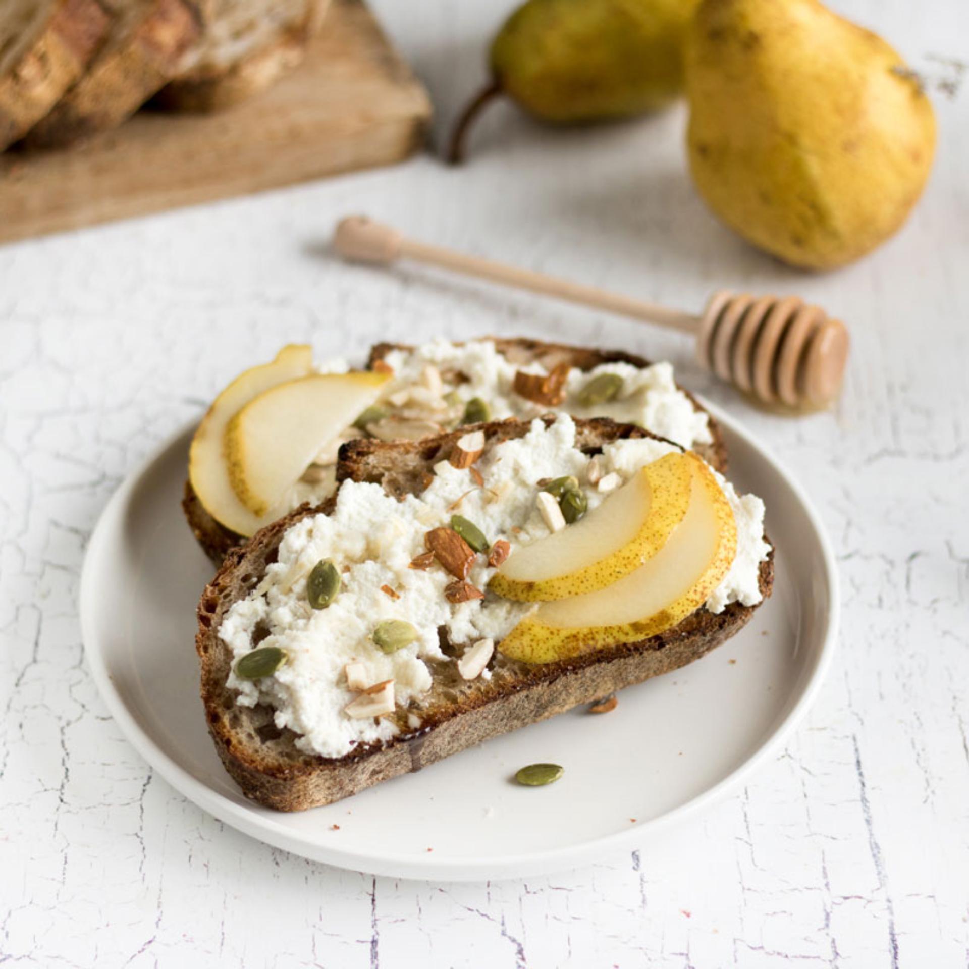 Toast con ricotta di capra e semi