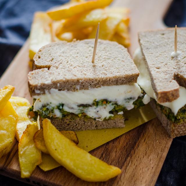 Toast di spinaci con fonduta