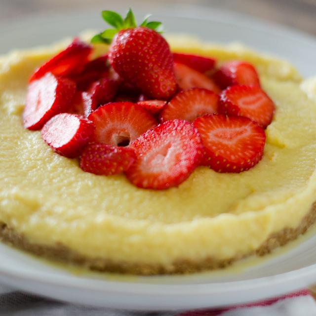 Torta con crema di mele e fragole