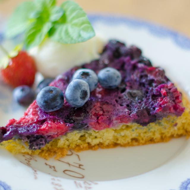Torta rovesciata ai mirtilli e lamponi