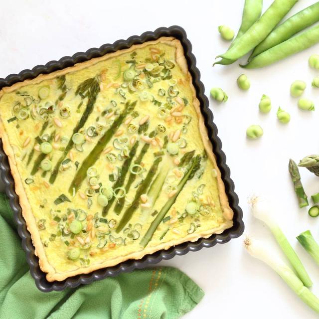 Torta salata con asparagi e fave