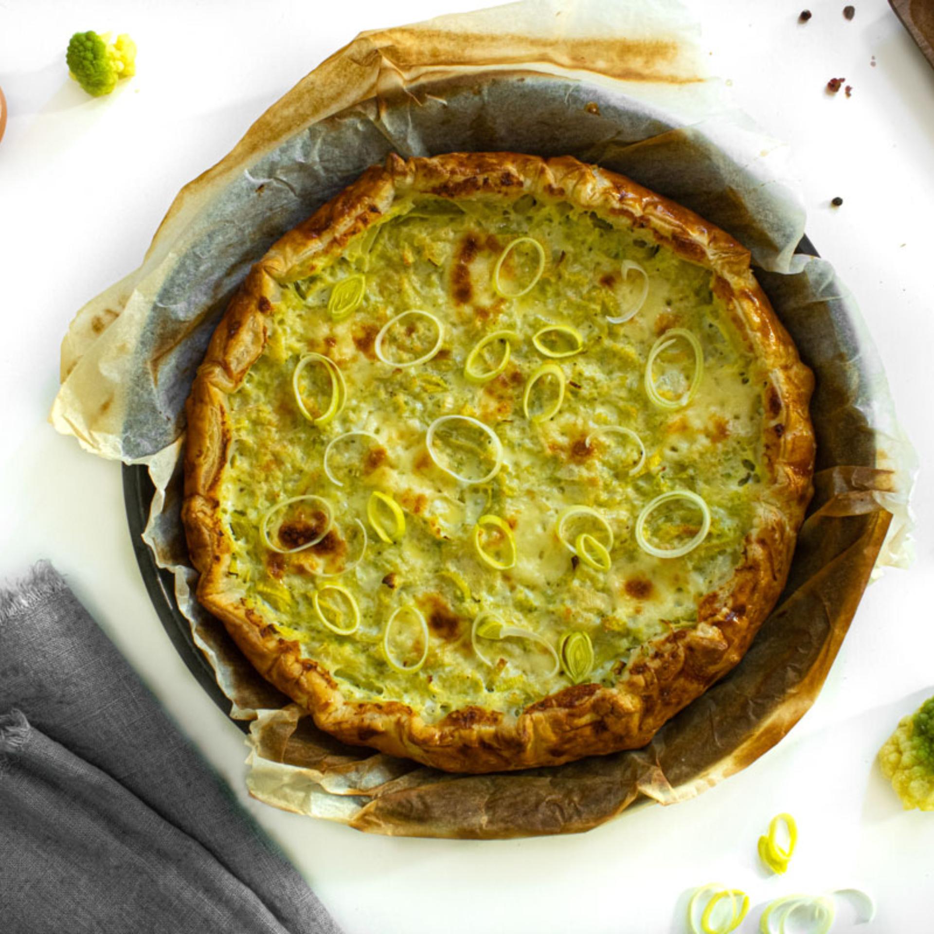 Torta salata con cavolfiore, porri e crescenza