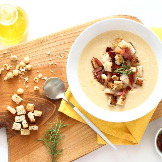 Vellutata di ceci con speck e crostini