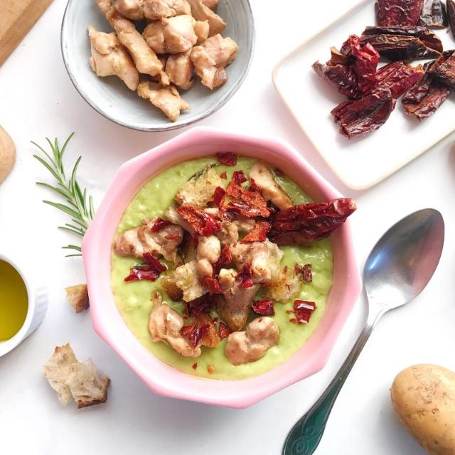 Vellutata di piselli con straccetti di pollo e chips di crusco