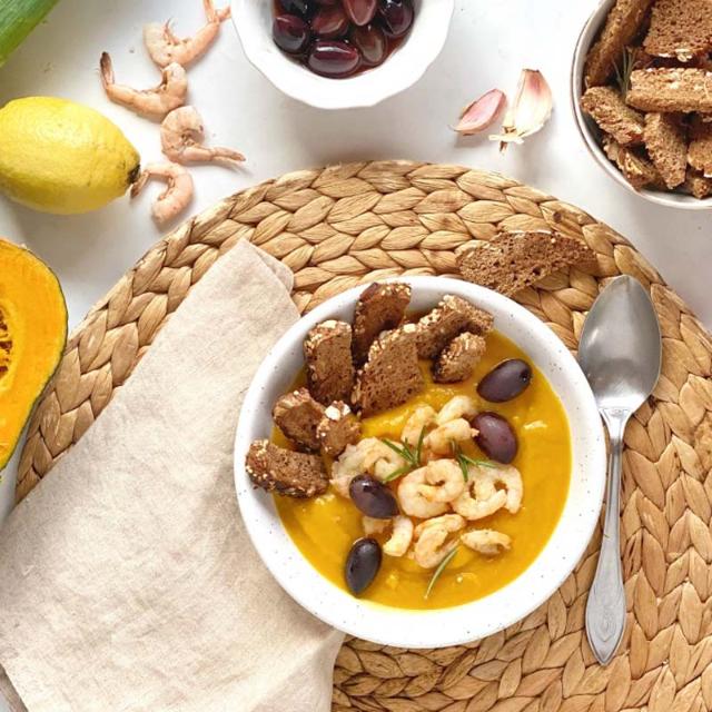 Vellutata di zucca con gamberi e olive