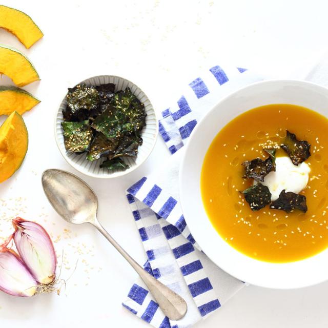 Vellutata di zucca con uovo poché e chips di kale