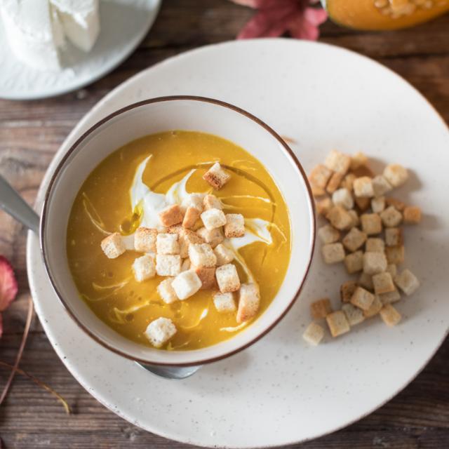Vellutata di zucca, curcuma e caprino