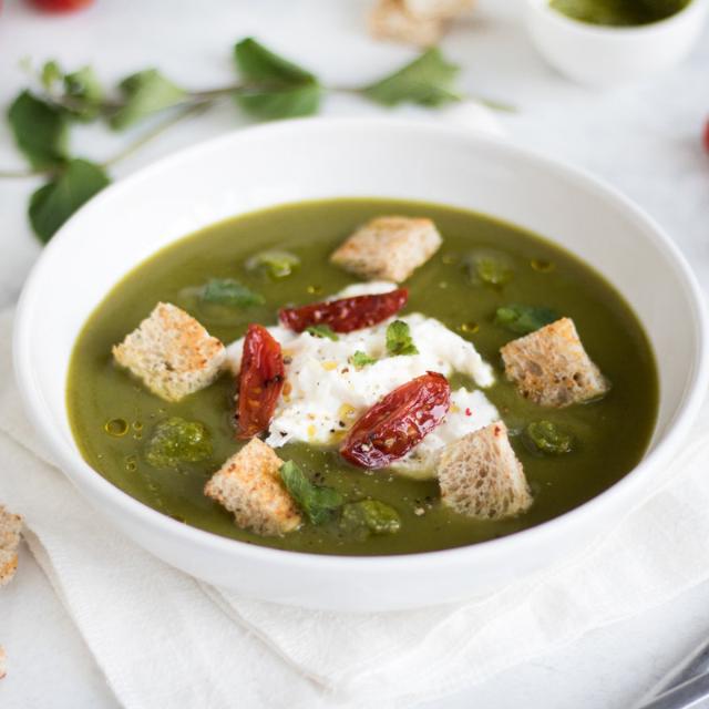 Vellutata di zucchine, pomodorini e stracciatella