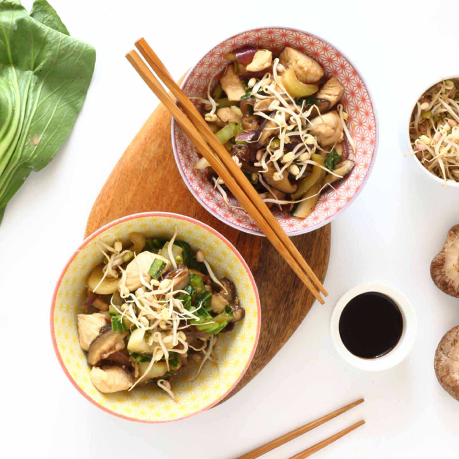 Wok orientale con shiitake, germogli di soia, pollo e pak choi