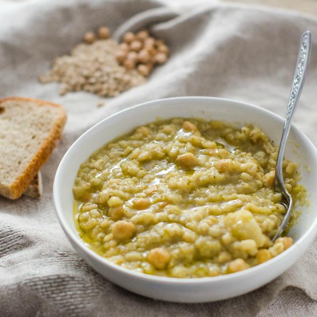 Zuppa di ceci, porro e sedano rapa con orzo