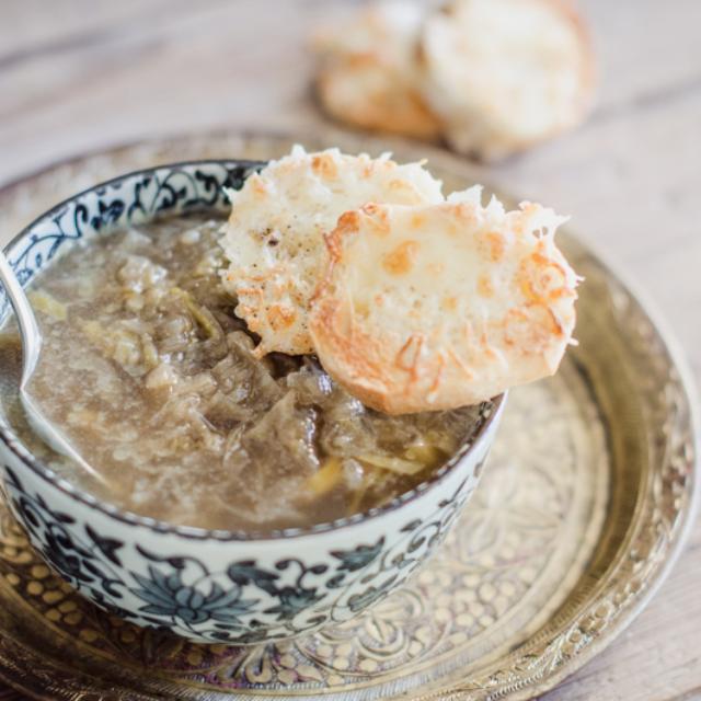 Zuppa di porri e cipolle miste con crostini